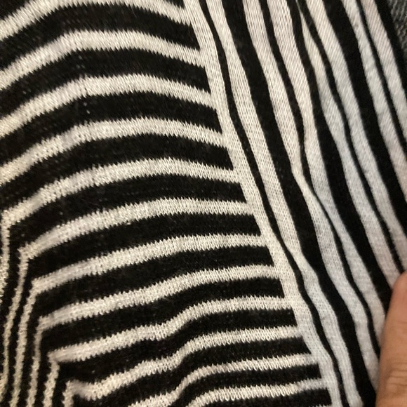 5/$25Chelsea & Theodore black white graphic sweater vest large - Picture 3 of 7